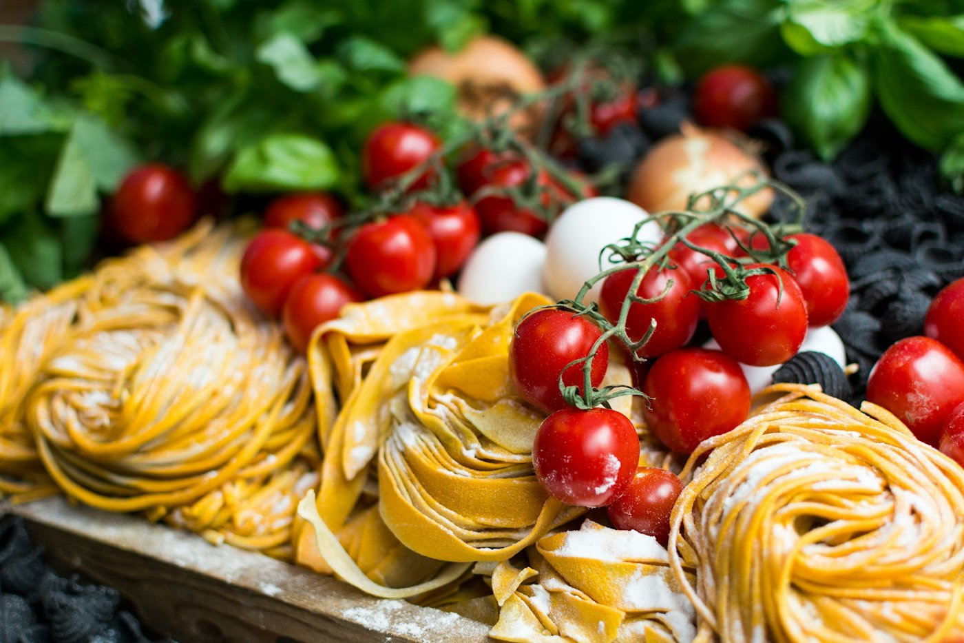 Pâtes fraîches faites maison, tomates et basilic