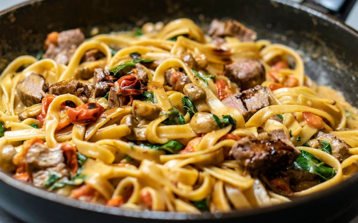 Tagliatelle fraîches aux légumes et viande mijotée