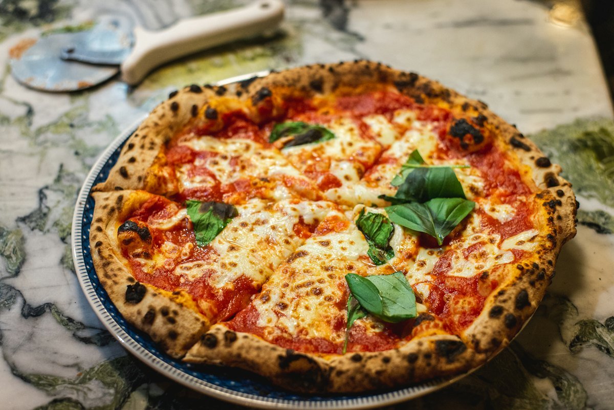 Pizza margherita, tomate, mozzarella et basilic frais